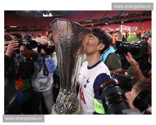 欧联杯荣耀加冕：见证历史时刻与球队奋力拼搏的背后故事